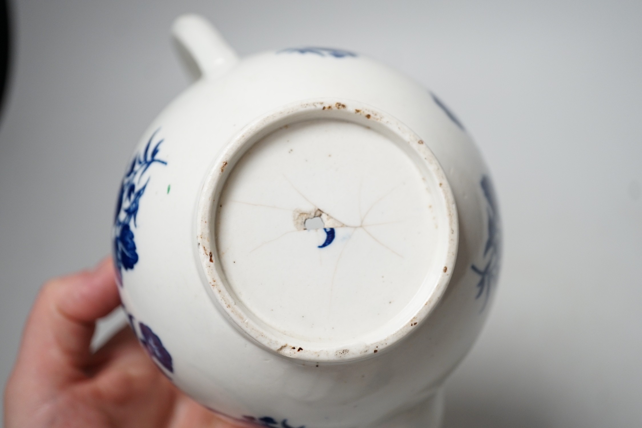 A Liverpool porcelain blue and white sauceboat and a Worcester teapot. Tallest 12cm